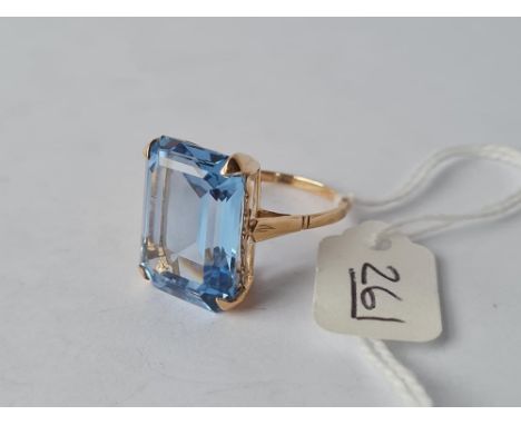 A large blue stone dress ring in 9ct - size T - 8gms