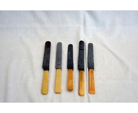 A quantity of bone and simulated bone handled knives and a set of six plated teaspoons in a light wood cutlery tray.  Est £10
