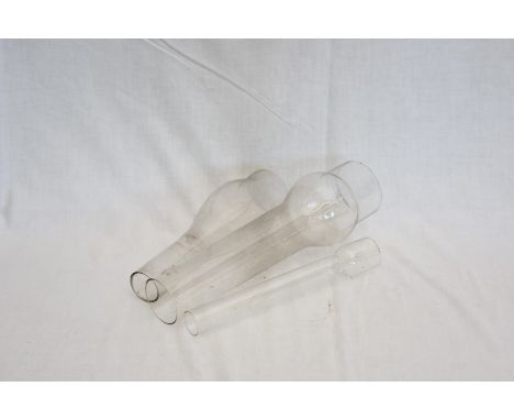 A quantity of oil lamp chimneys of various sizes.  Est £15-30