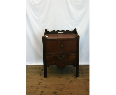 A George III mahogany bedside commode with two cupboard doors above a pull-out lower section.  23¾ins wide.  Est £40-60