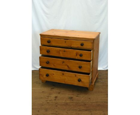 A pine chest of four long drawers, on bracket feet (af).  30½ins wide.  Est £20-40