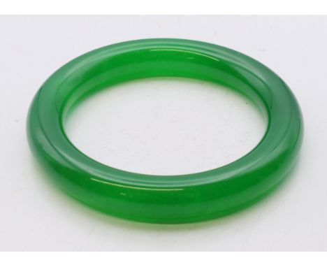 An apple green bangle. 6 cm inner diameter.