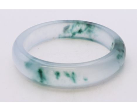 An icy jade two-tone bangle. 5.5 cm inner diameter.