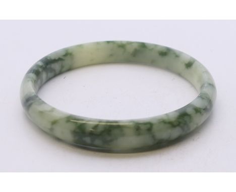 A two-tone jade bangle. 6 cm inner diameter.