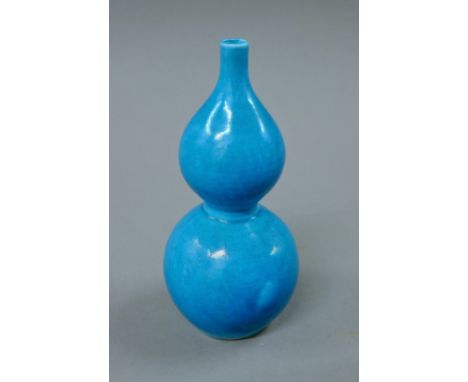 A Chinese turquoise double gourd porcelain vase.  17 cm high. 