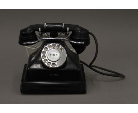 A vintage black telephone. 20 cm wide.