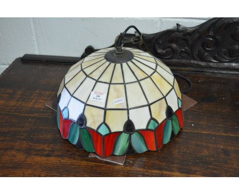 Pair of Tiffany style hanging lamp shades, diameter 35cm (2)