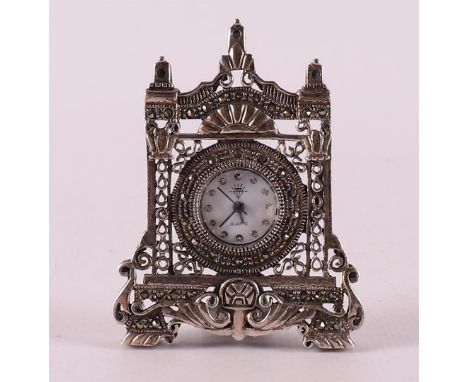 Etagere silver. A filigree mantel clock, after an antique example, 20th century, h 6 cm.