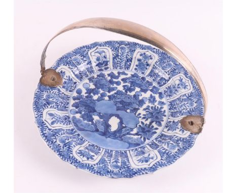 A blue/white porcelain contoured plate from the 19th century, 2nd grade 835/1000 silver handle, China, Kangxi, around 1700. B