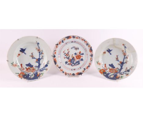 A porcelain Chinese Imari plate, China, Kangxi, 18th century. Blue/red, partly gold heightened decor of birds on a rock with 