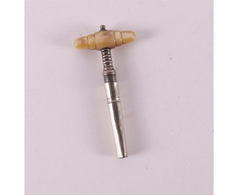 A corkscrew in second grade 835/1000 silver case and mother-of-pearl handle, 18th century, length 8 cm.
