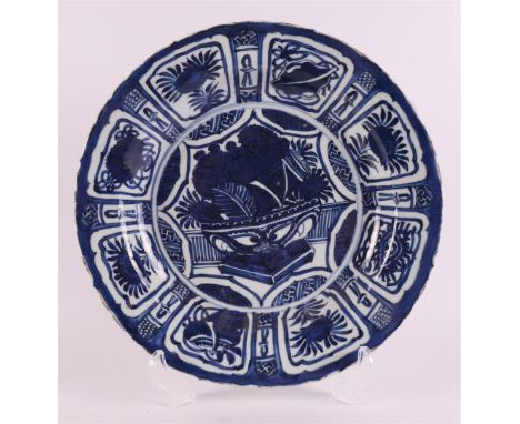 A blue/white porcelain 'kraak' dish, China, Wanli, around 1600. Blue underglaze decor of a flower vase on a terrace in a bed 