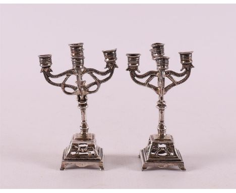 Etagere silver. A pair of five-light candlesticks, after an antique example, 20th century, h 6 cm, to. 2x.