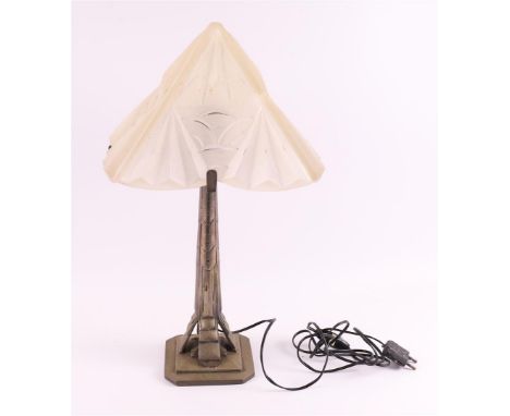 An Art Deco table table lamp with satin-finished glass shade on metal base, France, Degué, ca. 1920. Signed on the shade, h 4