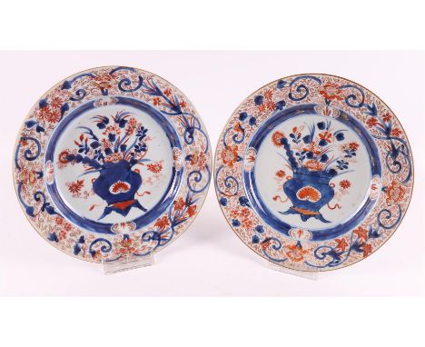 A set of porcelain Chinese Imari plates, China, Kangxi, around 1700. Blue/red, partly gold heightened decor of a flower baske