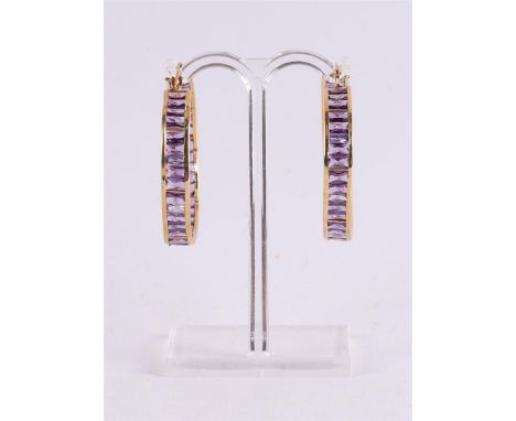 A pair of 14 kt 585/1000 yellow gold earrings, set with purple amethyst, gross weight 6.9 grams, Ø 3.4 cm, tot. 2x.