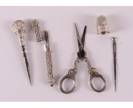 A second grade 835/1000 silver sewing accessory in walnut and rosewood case, 19th century. Includes a thimble, needle, needle