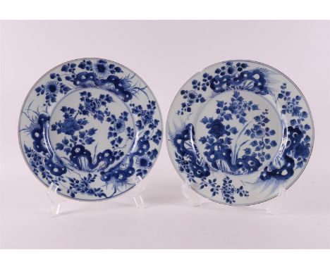 A set of blue/white porcelain plates, China, Kangxi, around 1700. Blue underglaze floral decor, Ø 24.5 cm, tot. 2x(1x frittin
