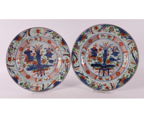 A set of porcelain Chinese Imari plates, China, Kangxi, around 1700. Blue/red, partly gold-plated decor of a flower vase on a