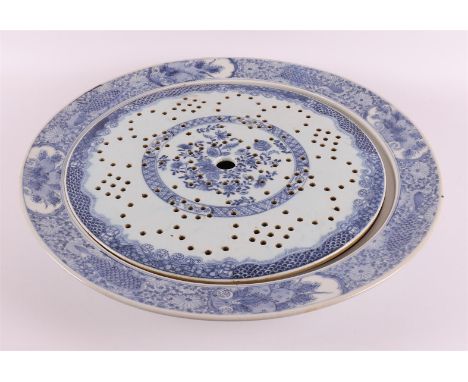 A blue/white porcelain dish with tripod, China, Qianlong, 2nd half of the 18th century. Blue underglaze decor of, among other