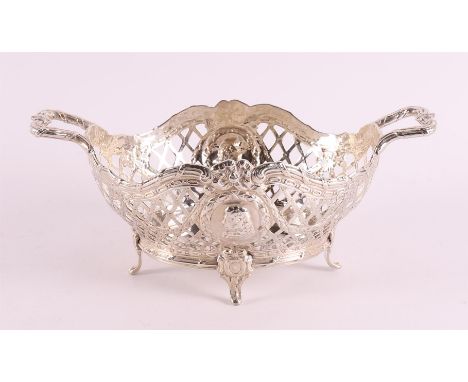 A Sterling silver openwork chocolate basket, Georgian III style, England 20th century, 250.5 grams, h 8.5 x l 20.5 x w 12 cm.