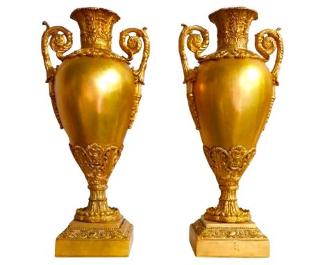 Pair of gilded bronze vases. ADDITIONAL PHOTOS, INFORMATION OF THE LOT AND SHIPPING INFORMATION CAN BE REQUEST BY SENDING AN 