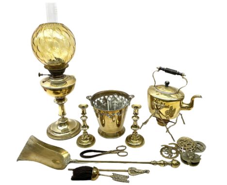 Brass spirit kettle with stand, together with brass oil lamp with a light amber coloured moulded glass shade H62cm, nine hors