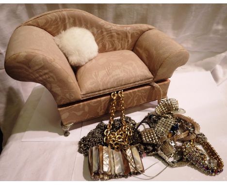 Musical jewellery box in the form of a chaise lounge with costume jewellery contents. P&amp;P Group 1 (£14+VAT for the first 