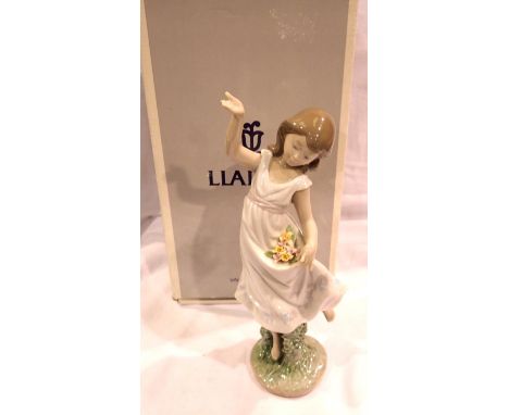 Boxed Lladro figurine, Garden Dance 6580, H: 23 cm, damage to fingers. P&amp;P Group 2 (£18+VAT for the first lot and £3+VAT 