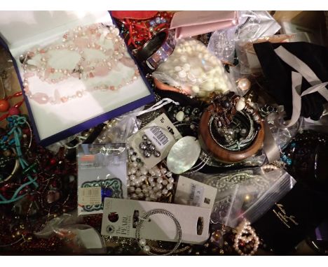 Mixed costume jewellery including necklaces. P&amp;P Group 2 (£18+VAT for the first lot and £3+VAT for subsequent lots) 
