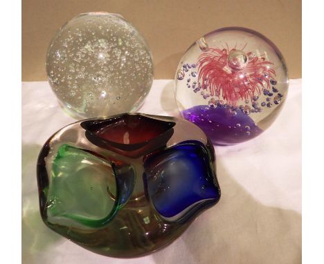 Two glass paperweights and a centrepiece, D: 12 cm. P&amp;P Group 2 (£18+VAT for the first lot and £3+VAT for subsequent lots