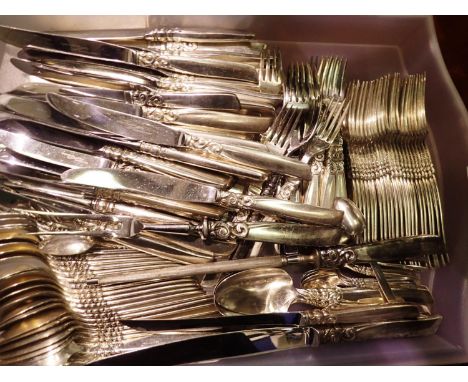 Oneida 125 piece twenty four place silver plated flatware set. Not available for in-house P&amp;P 