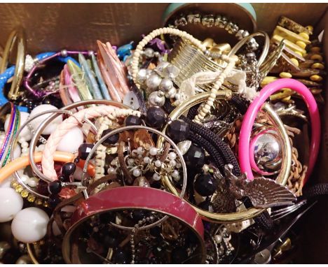 Large quantity of costume jewellery including beads. P&amp;P Group 2 (£18+VAT for the first lot and £3+VAT for subsequent lot