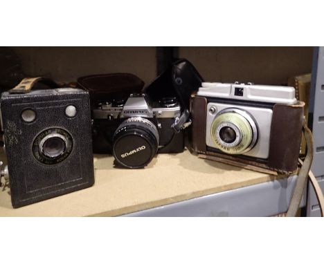 Mixed cameras and a camera case including a Kodak Brownie. P&amp;P Group 3 (£25+VAT for the first lot and £5+VAT for subseque