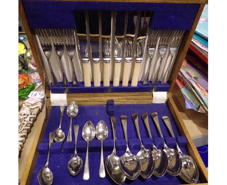 Oak canteen of silver plated flatware. P&amp;P Group 3 (£25+VAT for the first lot and £5+VAT for subsequent lots) 