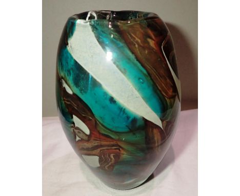 Studio Art glass vase, H: 16 cm. P&amp;P Group 3 (£25+VAT for the first lot and £5+VAT for subsequent lots) 