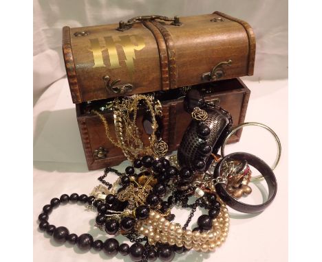 Wooden chest with mixed costume jewellery contents. P&amp;P Group 1 (£14+VAT for the first lot and £1+VAT for subsequent lots