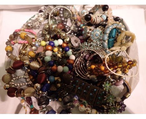 Quantity of mixed costume jewellery. P&amp;P Group 1 (£14+VAT for the first lot and £1+VAT for subsequent lots) 