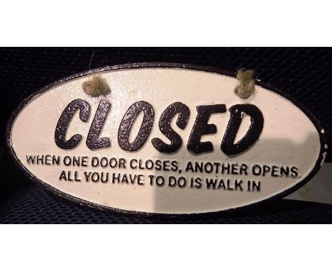 Cast iron Open/Closed sign, W: 12 cm. P&amp;P Group 1 (£14+VAT for the first lot and £1+VAT for subsequent lots) 