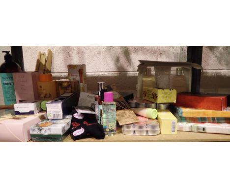 Quantity of mixed items including toiletries and sealed paper napkins. P&amp;P Group 2 (£18+VAT for the first lot and £3+VAT 