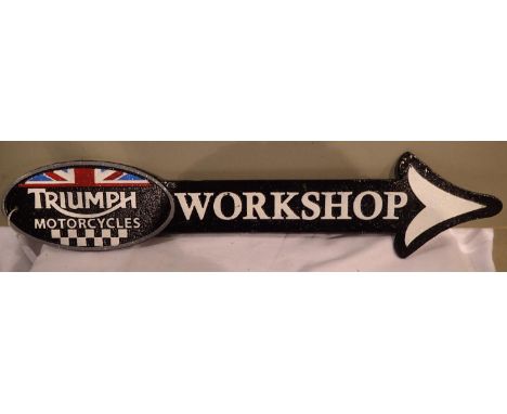 Cast iron Triumph Motorcycles workshop arrow, W: 40 cm. P&amp;P Group 1 (£14+VAT for the first lot and £1+VAT for subsequent 