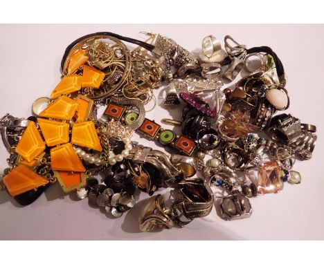 Mixed costume jewellery including rings. P&amp;P Group 1 (£14+VAT for the first lot and £1+VAT for subsequent lots) 