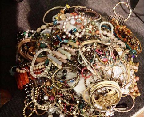 Collection of assorted costume jewellery. P&amp;P Group 2 (£18+VAT for the first lot and £3+VAT for subsequent lots) 