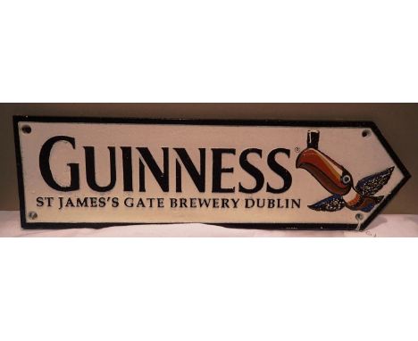 Cast iron Guinness toucan arrow, W: 50 cm. P&amp;P Group 1 (£14+VAT for the first lot and £1+VAT for subsequent lots) 