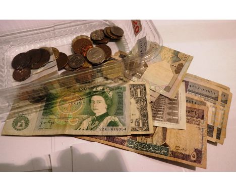 Mixed UK and world coins and banknotes. P&amp;P Group 1 (£14+VAT for the first lot and £1+VAT for subsequent lots) 