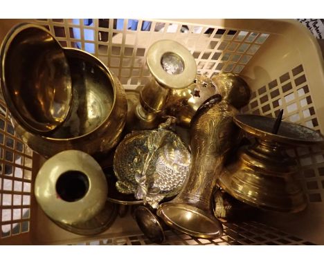 Quantity of mixed brassware including candlesticks. P&amp;P Group 3 (£25+VAT for the first lot and £5+VAT for subsequent lots