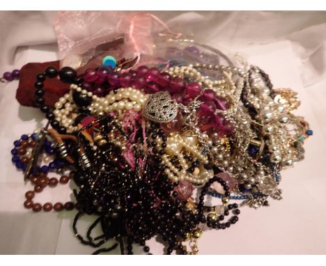 Quantity of mixed costume jewellery. P&amp;P Group 1 (£14+VAT for the first lot and £1+VAT for subsequent lots) 