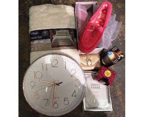 Mixed items to include a clock, duvet set etc. P&amp;P Group 2 (£18+VAT for the first lot and £3+VAT for subsequent lots) 