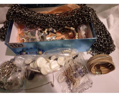Quantity of mixed costume jewellery. P&amp;P Group 1 (£14+VAT for the first lot and £1+VAT for subsequent lots) 