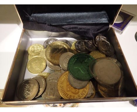 Mixed coins including guinea gaming tokens. P&amp;P Group 1 (£14+VAT for the first lot and £1+VAT for subsequent lots) 